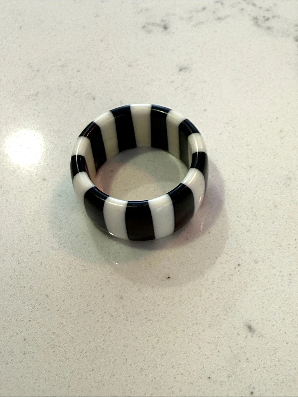 vintage acrylic / resin ring black and white stripe sz 8